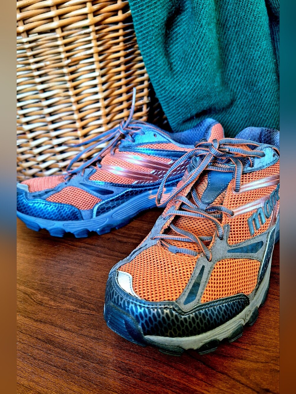 NWOT Montrail Badrock Trail Running Shoes Size 10.5 Orange Blue Hiking Sneakers
